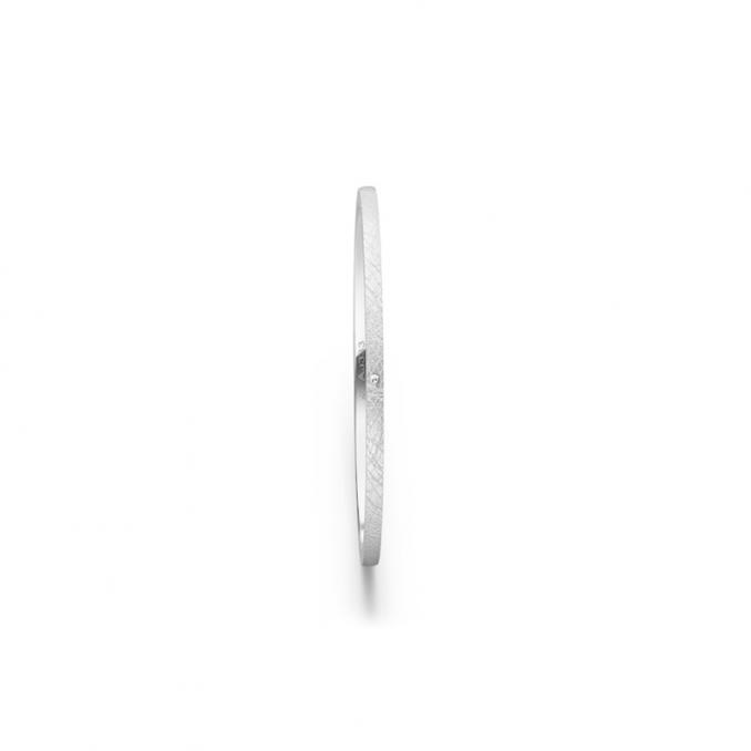 Aufnahme von schmalen Ehering aus Weissgold in 1 mm Breite mit Diamant und Eismattierung