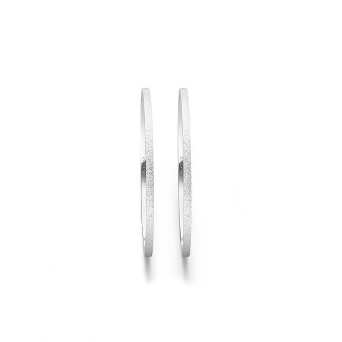 Aufnahme von schmalen Eheringen aus Weissgold in 1 mm Breite mit Körnung und Diamant