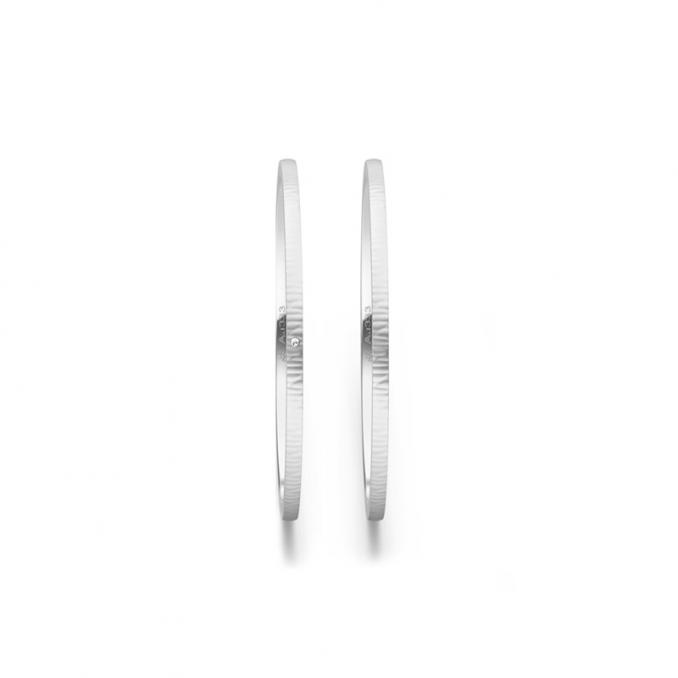 Aufnahme von schmalen Eheringen aus Weissgold in 1 mm Breite mit Relief und Diamant