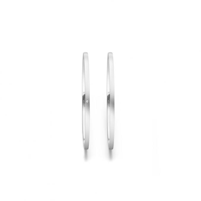 Aufnahme von schmalen Eheringen aus Weissgold in 1 mm Breite mit Diamant und Sandmattierung