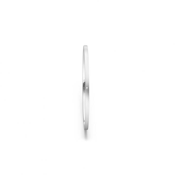 Aufnahme von schmalen Ehering aus Weissgold in 1 mm Breite mit Diamant und Sandmattierung