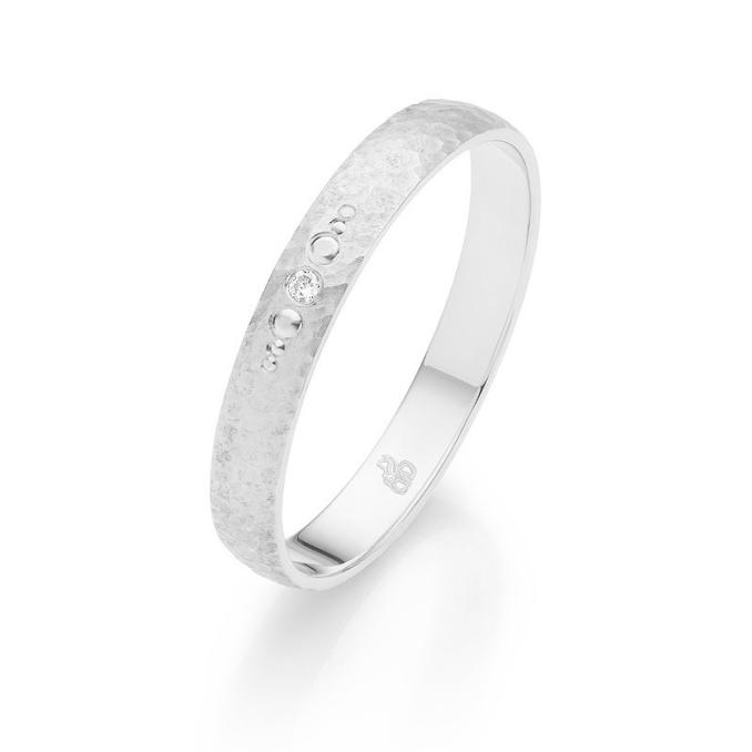 Schmale Weißgold Eheringe mit Diamanten und seitlichem Kreismuster in Hammerschlag-Design