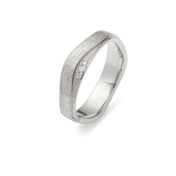 Aufnahme von Palladium 500 Eheringen mit eismatter und polierter Flächen und Diamanten