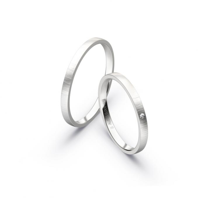 Aufnahme von schmalen Eheringen aus Weissgold in 2 mm Breite mit Diamant und Querbürstung