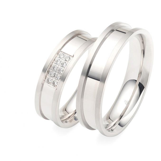 Aufnahme der Platin Eheringe mit matten Rändern und polierter Mitte mit Viereck von 10 Diamanten