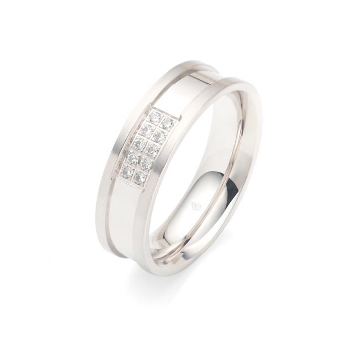 Aufnahme der Weißgold Eheringe mit matten Rändern und polierter Mitte mit Viereck von 10 Diamanten