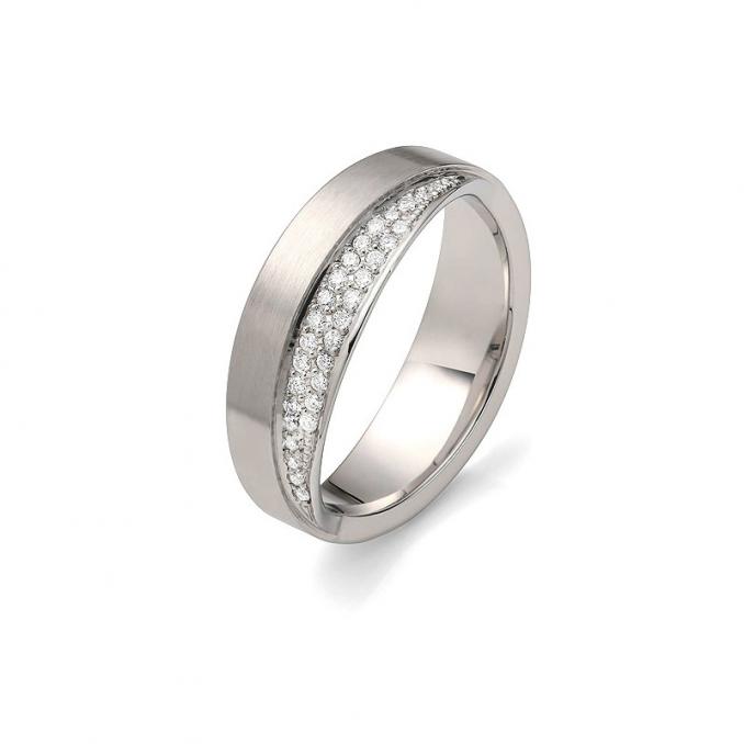 Zweistufig gestaltete Palladium Eheringe in matt und poliert mit Diamant