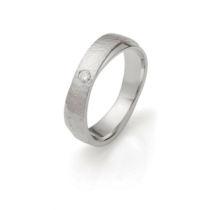 Aufnahme von Palladium 500 Eheringen mit gehämmerter und polierter Flächen und Diamant
