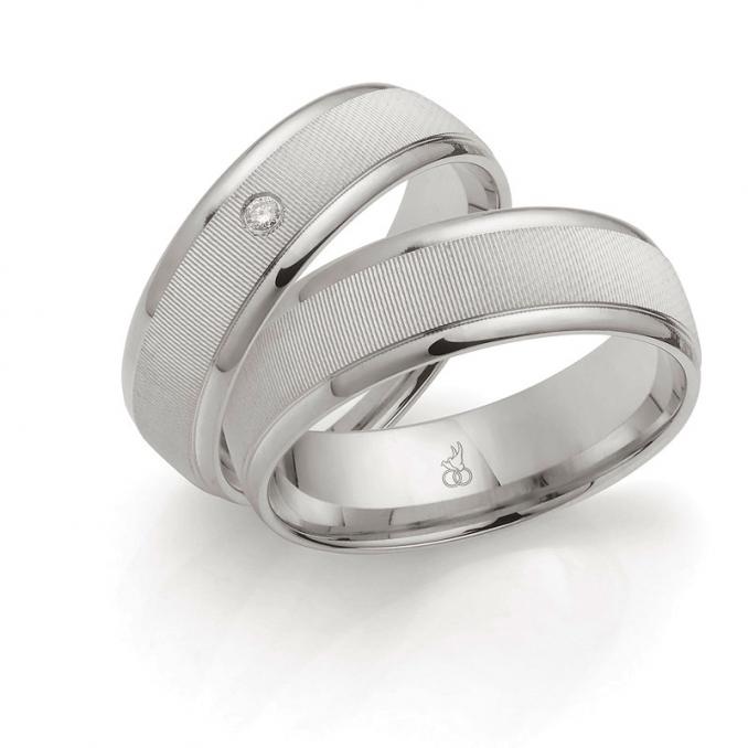 Aufnahme von Palladium 500 Eheringen mit Linienmuster, polierten Rändern und Diamanten