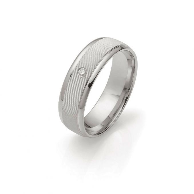 Aufnahme von Palladium 500 Eheringen mit Linienmuster, polierten Rändern und Diamanten