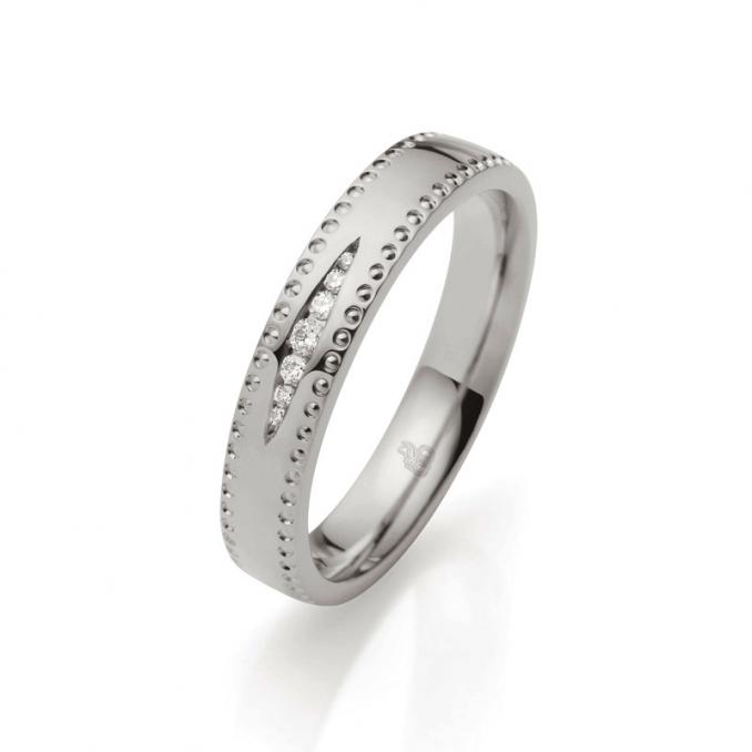 Aufnahme von Palladium 500 Eheringen mit polierter Fläche und Kreismuster und Diamanten