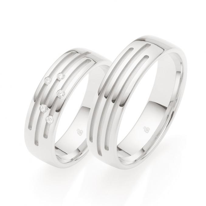 Aufnahme der Platin Eheringe mit sandmattierten Rillen mit 5 Diamanten