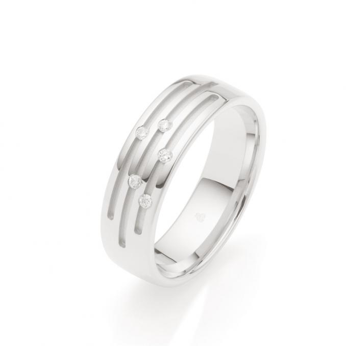 Aufnahme der Platin Eheringe mit sandmattierten Rillen mit 5 Diamanten