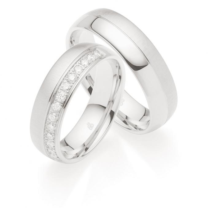 Extravagante Platin Eheringe mit vielen Diamanten und Quermattierung
