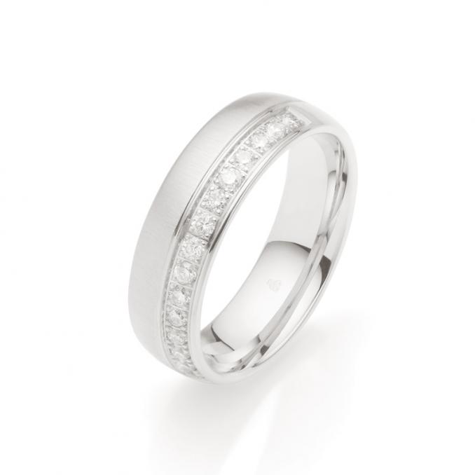 Extravagante Platin Eheringe mit vielen Diamanten und Quermattierung