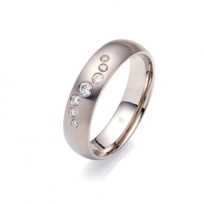 Aufnahme der längstmattierten Palladium 500 Eheringe mit Welle von 7 Diamanten