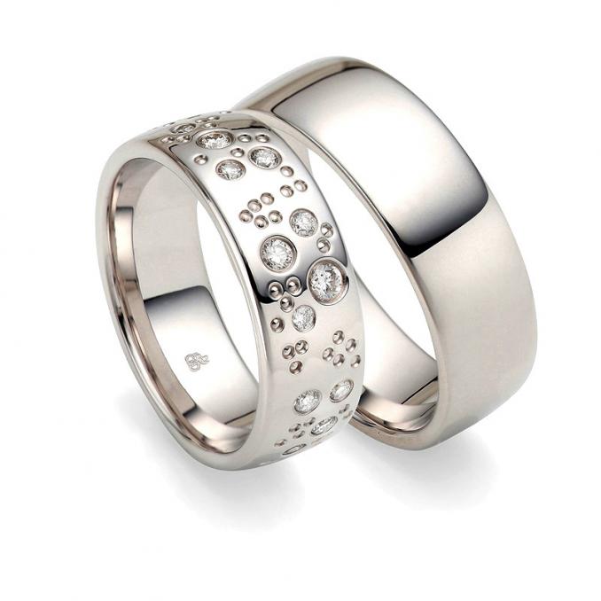 Aufnahme der Palladium 500 Trauringe mit Sternenhimmel-Muster von Kreisen und 15 Diamanten