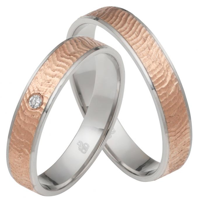 Aufnahme von Rosé-&Weissgold Eheringen mit Diamanten und strukturierter Oberfläche