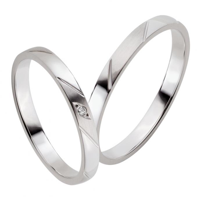 Aufnahme von schmalen Platin 600 Eheringen mit Diamanten und Rillenmuster