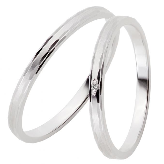 Aufnahme von schmalen Platin Eheringen mit Diamanten und Rillenmuster