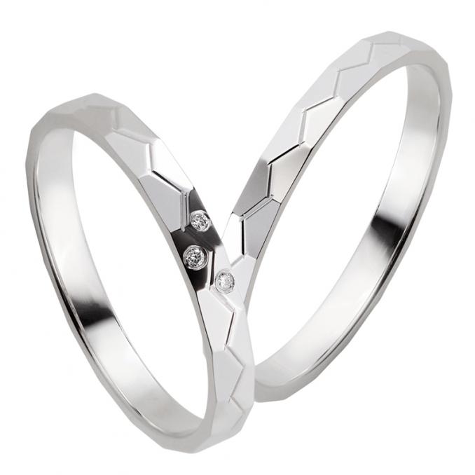 Markante Weissgold Eheringe mit geometirschem Muster und Diamanten 8926945