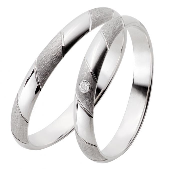 Aufnahme von schmalen Platin Eheringen mit Diamanten und polierter matter Flächen