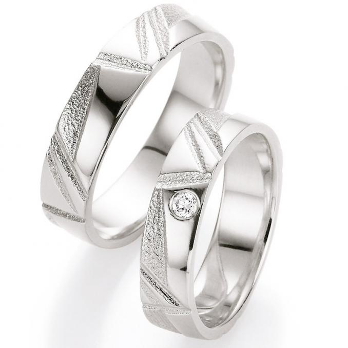 Aufnahme von Silber Trauringen mit Diamanten und geometrischer Musterung