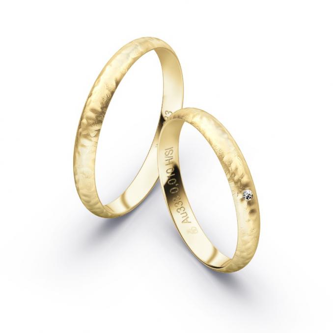 Aufnahme von gehämmerten Eheringen aus Gelbgold mit Diamanten und 3 mm Breite