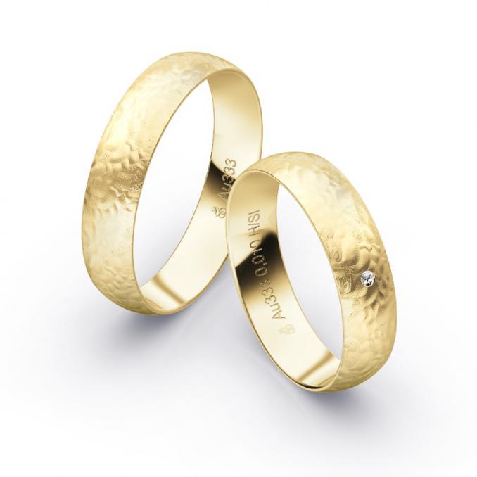 Aufnahme von gehämmerten Eheringen aus Gelbgold mit Diamanten und 5 mm Breite