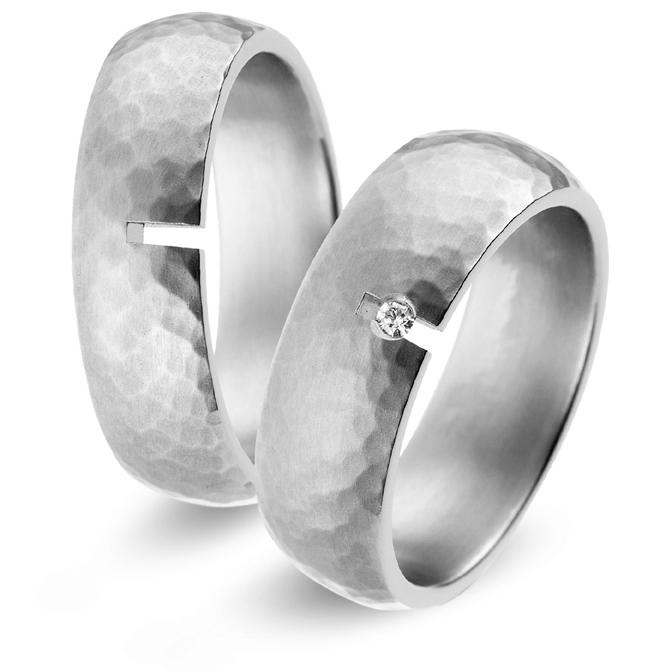 Aufnahme von Eheringen aus Titan gehämmert mit Kerbe und Diamant