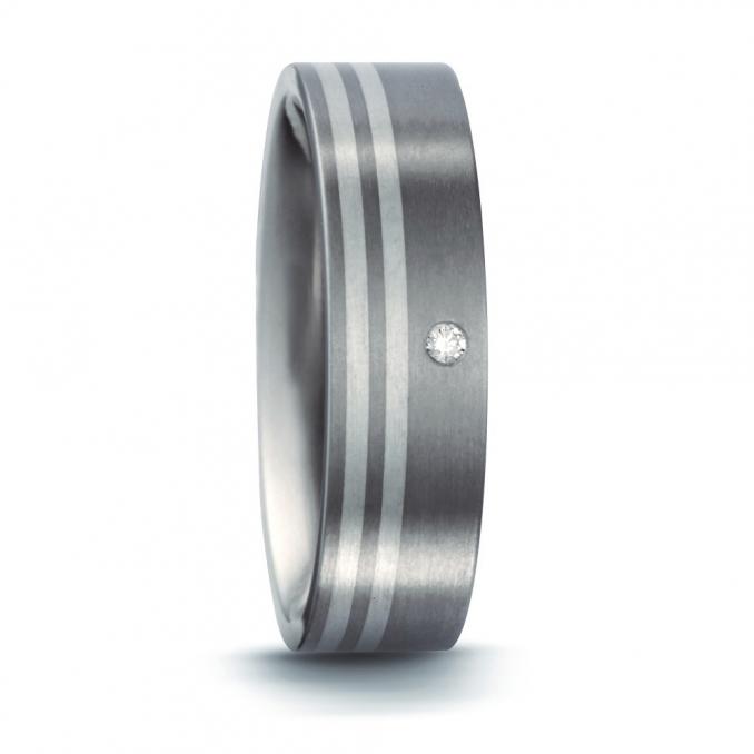 Aufnahme von Partnerring aus mattem Titan mit Silberstreifen und Brillant