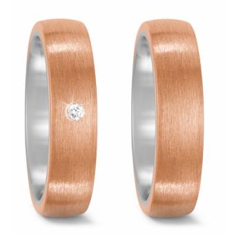 Aufnahme von Titan-Bronze Partnerringen mit Mattierung und Diamanten