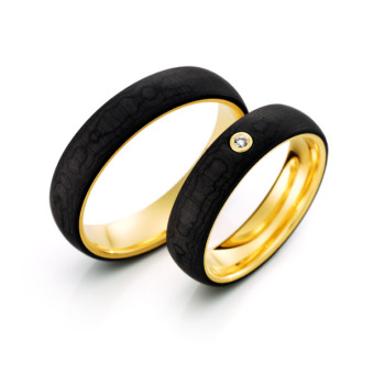 Carbon Partnerringe Eheringe mit Gelbgold mit einem Diamanten 62586 & 72586