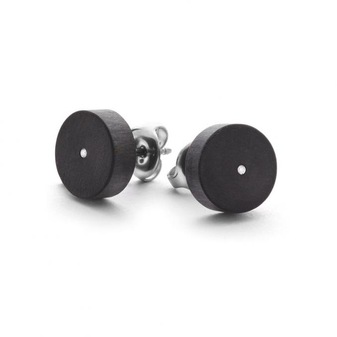 Aufnahme von schwarzen Ohrsteckern aus Carbon mit weißen Diamanten