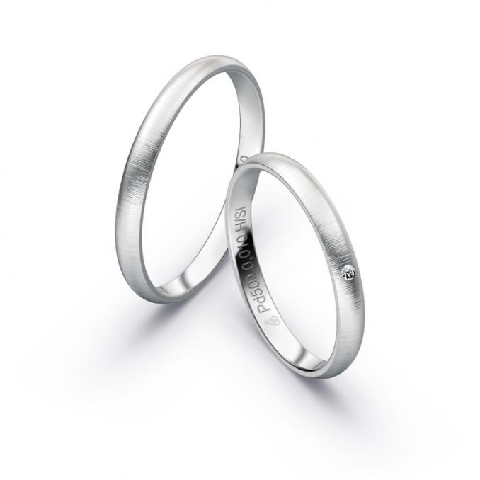 Aufnahme von Eheringen aus Palladium mit Diamanten und Querbürstung in 2,5 mm Breite