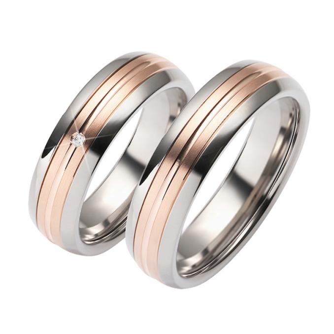 Aufnahme von Eheringen aus Titan&Roségold mit Diamanten und Mittelrillen