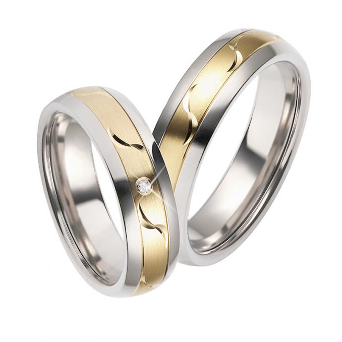 Aufnahme von Eheringen aus Titan&Gelbgold mit Muster und Diamanten
