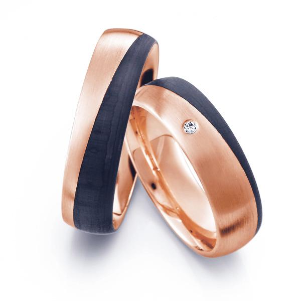 Aufnahme der Carbon-Roségold Eheringe mit schräger Materialgrenze und Diamanten