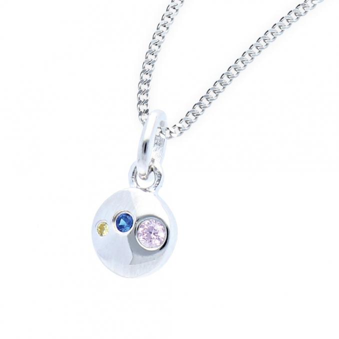 Aufnahme von einem Anhänger aus rhodiniertem Silber 925 mit drei Zirkoniasteinen