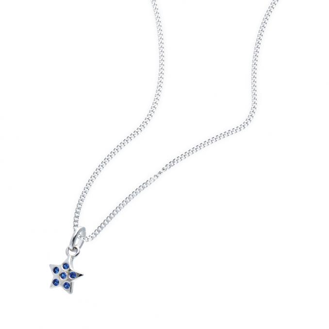 Aufnahme von einem Sternanhänger aus rhodiniertem Silber 925 mit Zirkonia auf Kette