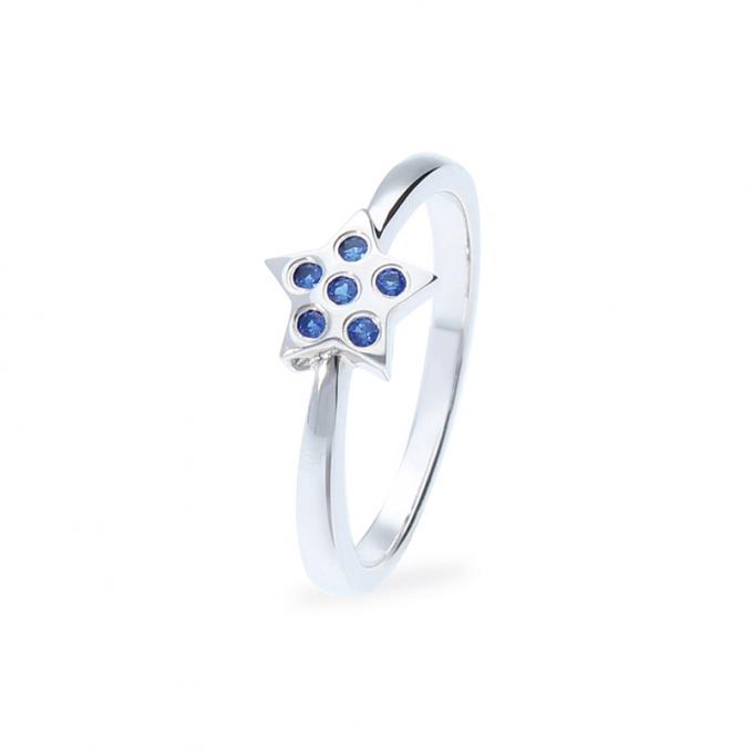 Aufnahme von einem Silber 925 Kinderring mit blauen Zirkonia im Sterndesign