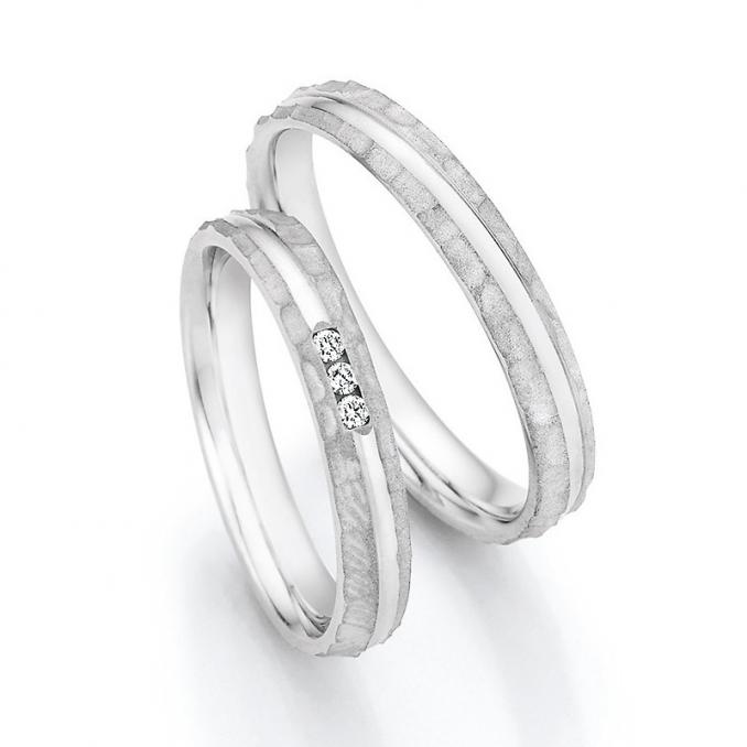 Eheringe aus Silber mit Rille und Hammerschlag und Diamant