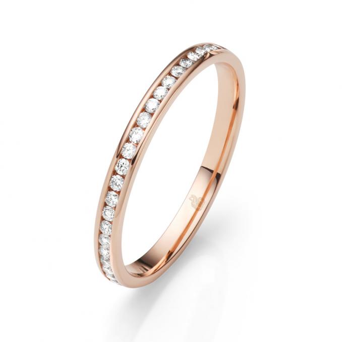 Aufnahme vom Roségold Antragsring mit 48 Diamanten in Kanalfassung