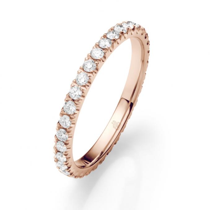 Aufnahme vom polierten Rosegold Verlobungsring mit 34 Diamanten entlang der ganzen Ringschiene