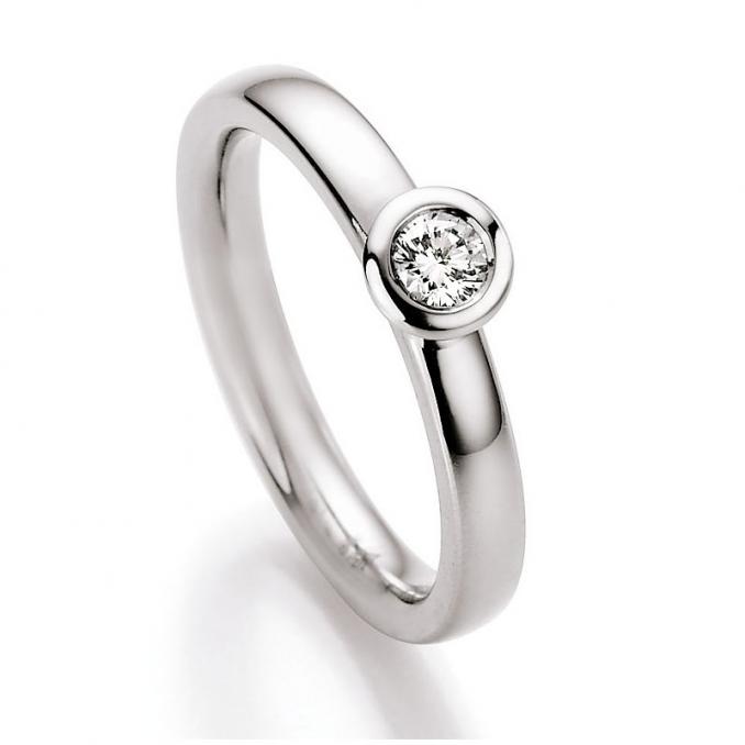 Aufnahme von einem Verlobungsring aus Weissgold mit Diamant von 0.15 Karat in Zargenfassung