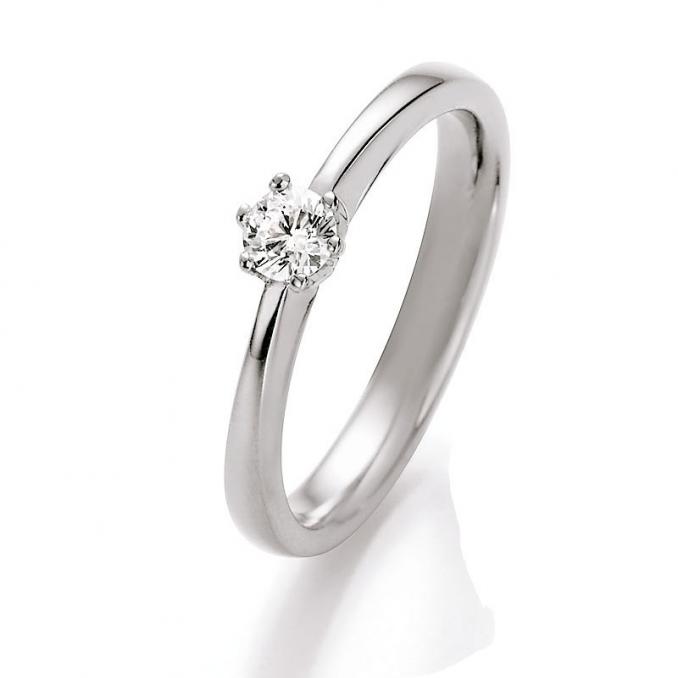 Aufnahme von einem Verlobungsring aus Weissgold mit Diamant von 0.15 Karat in Krappenfassung