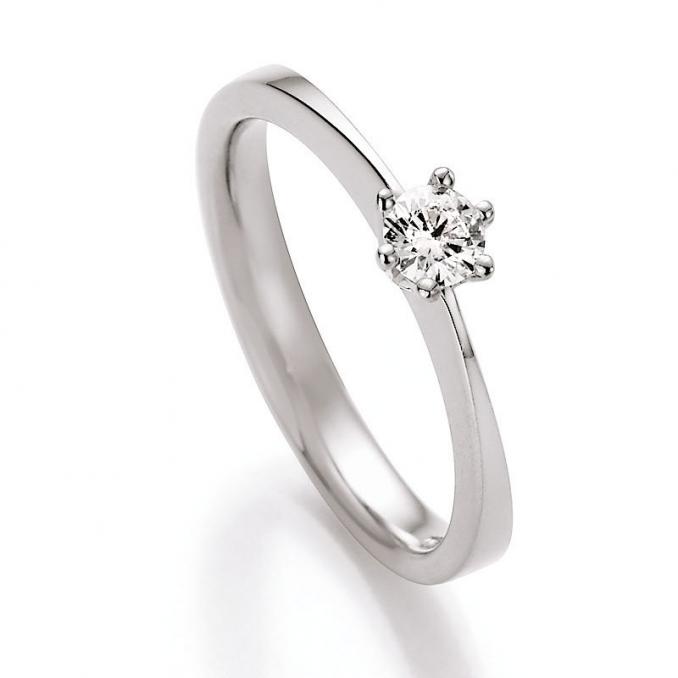 Aufnahme von einem Verlobungsring aus Weissgold mit Diamant von 0.2 Karat in Krappenfassung