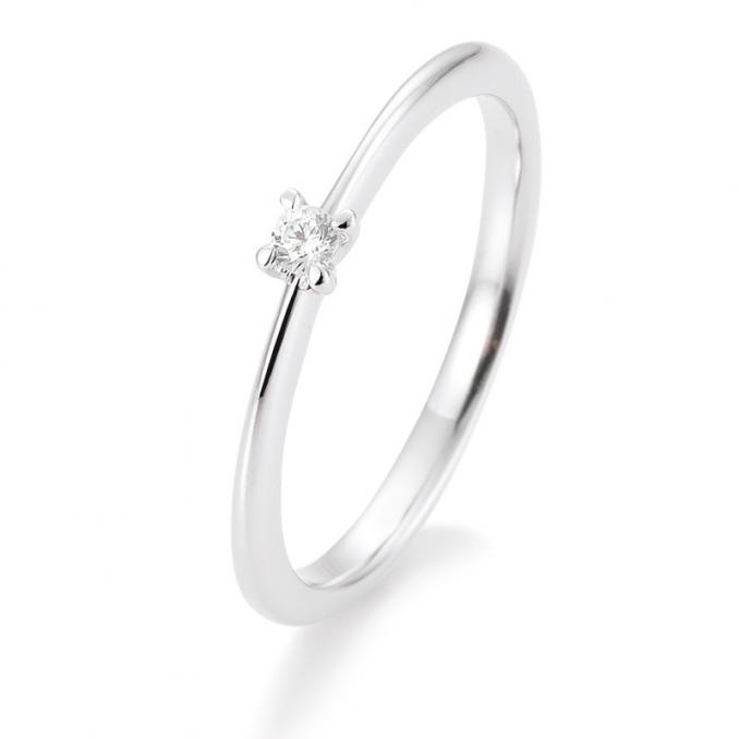 Aufnahme von einem Verlobungsring aus Weissgold mit Diamant in klassischem Design