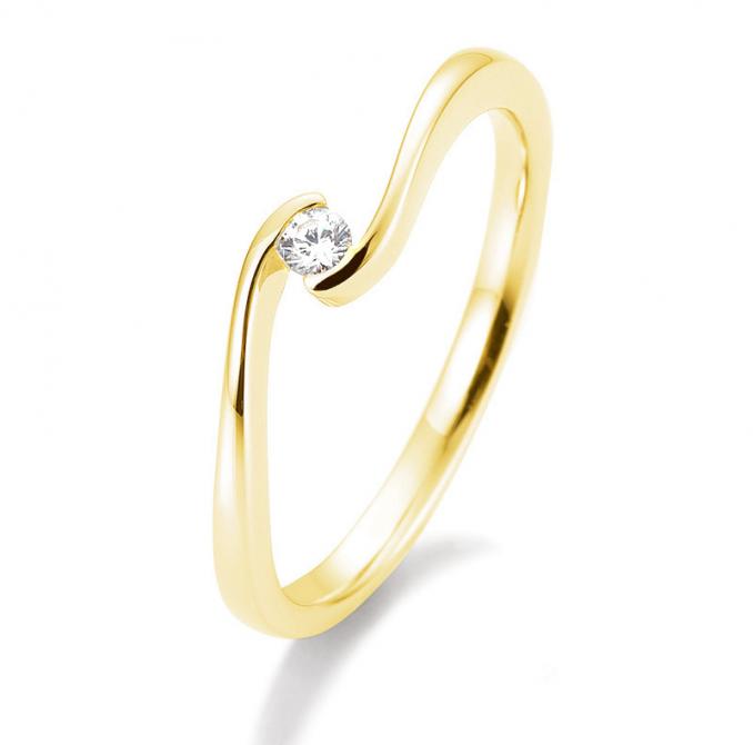 Aufnahme von einem Verlobungsring aus Gelbgold mit Diamanten in Brilliantschliff und Polierung