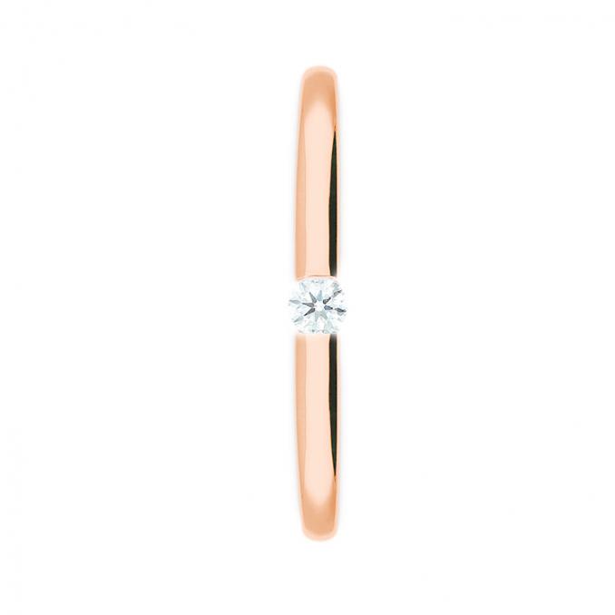 Aufnahme von einem Verlobungsring aus Roségold mit Diamanten mit polierter Oberfläche